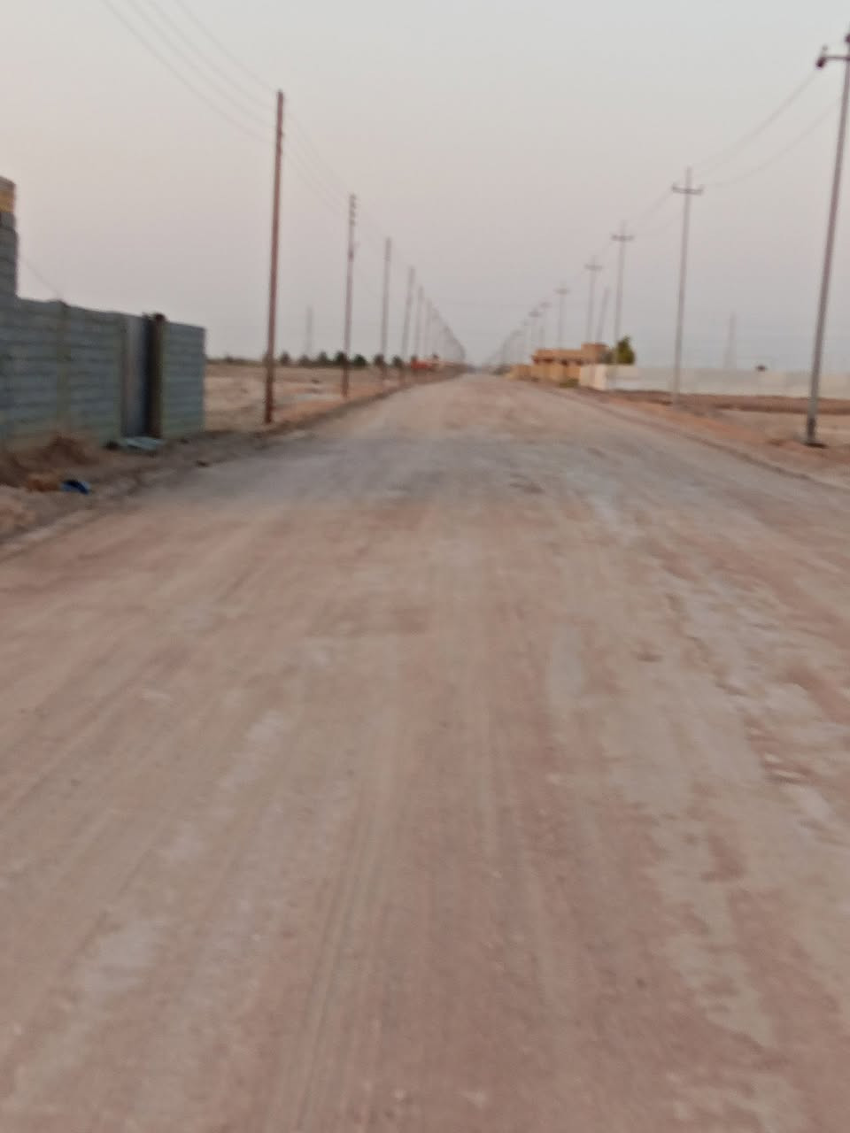 قطعه 200متر حي الجوادين نزله ثانيه يم متجع كلش متوفر كل خدمات بيها ماء كهرباء شارع سبيس سعرها 4ملايين ***********
