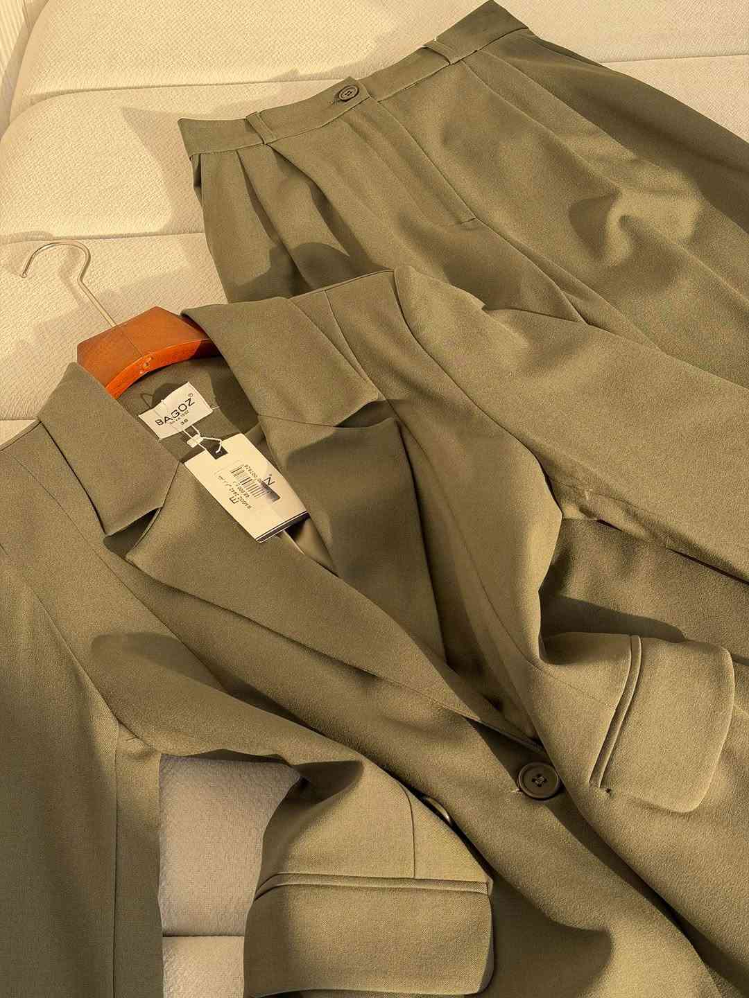 اختاري إطلالة تبقى حلوة بكل صورج 🎓🤍
طقم رسمي بقصّة راقية ومرتبة، يجمع بين الفخامة والبساطة ويعطي لوك أنيق بدون مبالغة ✨

الطقم يتكوّن من بليزر رسمي بقصّة محددة، ياخة كلاسيكية، أزرار أمامية وجيوب بتفاصيل مرتبة، ويا بنطرون واسع بقصّة رسمية وكسرات من الأمام؛ تنسيق متكامل ينفع للتخرج، المناقشات، الدوام والمناسبات الرسمية. 🤍

الألوان المتوفرة :
رصاصي 🩶 | جوزي 🤎 | ماروني 🍷 | زيتي 🫒 | كحلي غامق 💙 | أسود 🖤

وإذا محتارة شنو تلبسين تحت روب التخرج؟ 🎓
هذا الطقم اختيار يخلي إطلالتج مرتبة وفخمة حتى من تشيلين الروب ✨

متوفر لدى أزياء غالية 🌸
اختاري لونج وقياسج وخلي إطلالة التخرج علينا 🤍

🚚 توصيل جميع محافظات العراق بـ 5 آلاف عيني ❤️⁩

📍 نستقبلكم داخل أزياء غالية:
من 8 صباحاً إلى 9 مساءً ❤️

📩 الرد على الرسائل وتثبيت الطلبات:
من 10 صباحاً إلى 8 مساءً

🔥 انتظروا باقي الموديلات الجديدة… لأن اللي جاي أقوى! ✅
