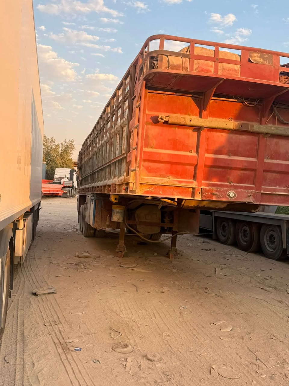السلام عليكم 
عربانه حداديه
الطول ١٢ ونص 
شريط ٣ دناكير
تايرات نص عمر 
دناكير ثنين ١٣ واحد ١٤ صيني جديد 
شريط نضافه ٩٠ بل ١٠٠ 
مكاني بغداد الكاظميه. 
السعر 80$وبيهه مجال 
غير متواجد عل فيس 
***********
