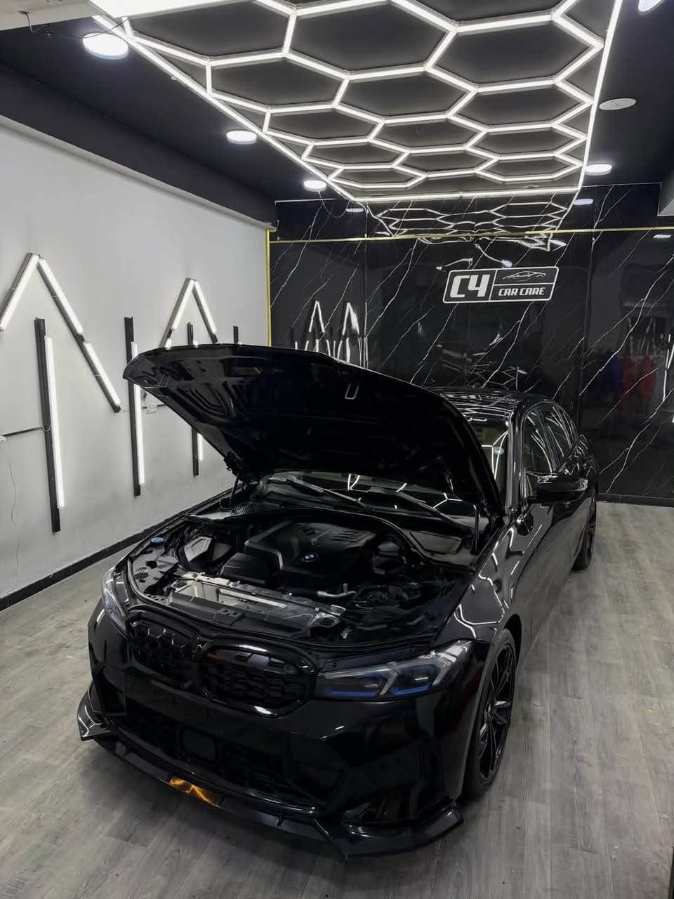 السلام عليكم
Bmw 330i 2021 

السيارة عليها كت ام 2024
عليها داون بايب سعره 300$
ماشية 77،000mi
ضررها جاملغ مبدل نفس اللون و بارد على كد اصبعين بالبنيد
السعر 24،500

***********
