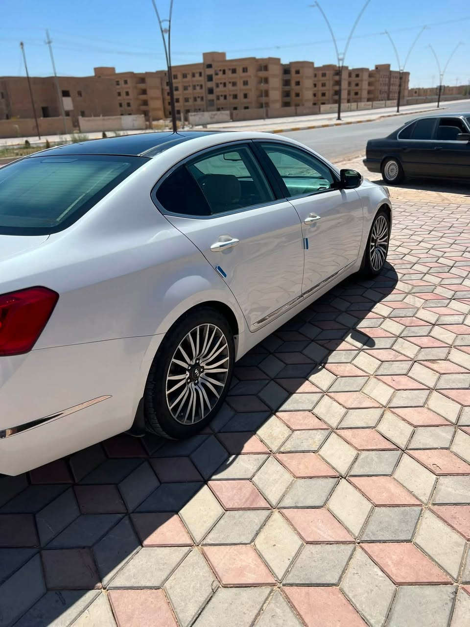 السلام عليكم للبيع او مراوس بشي اقل
الموديل 2014 
 كيا كادينزا خليجي  داخل ملكي VIP
السيارة فول ١/١ VIP 
6 سلندر 

المواصفات✅فول فول 
-بانوراما 
-تشغيل بصمة مع بصمة الابواب الامامية
داخل ابيض ملكي VIP
-نظام ترحيب
-انارة بالمرايات والابواب الامامية
-كاميرا وحساسات خلفية
-حساس ماسحات
-بردة خلفية متحركة
-كشنات كهربائية جلد تدفئة وتبريد  
-كشنات خزن ميموري 
-لوحة تحكم بالكشن الخلفي
-لد امامي وخلفي
-تحكم كامل بالستيرن
-شفتات ستيرن رياضي بلادي
-نظام ترحيب 
-اشاير مري+شفط+قلاب 
-محرك مفتوح كازكيت ما بي اي عيب 
وباقي مواصفات الكادينزا معروفه 
السياره بيها فقط بارد بسيط في الهلال و جاملغ الأمامي موضح
 سيارا بااسمى " تحويل + وكاله بشرط - +سنويه جديده +رقم جديد بغداد انكليزي
السعر 145 
***********
