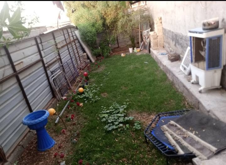 سلام عليكم عندي بيت للبيع في سريدات الجديده بشارع منصور الركابي مساحه البيت 150بناء 100وحديقه 50للستفسار ركن على شارعين
