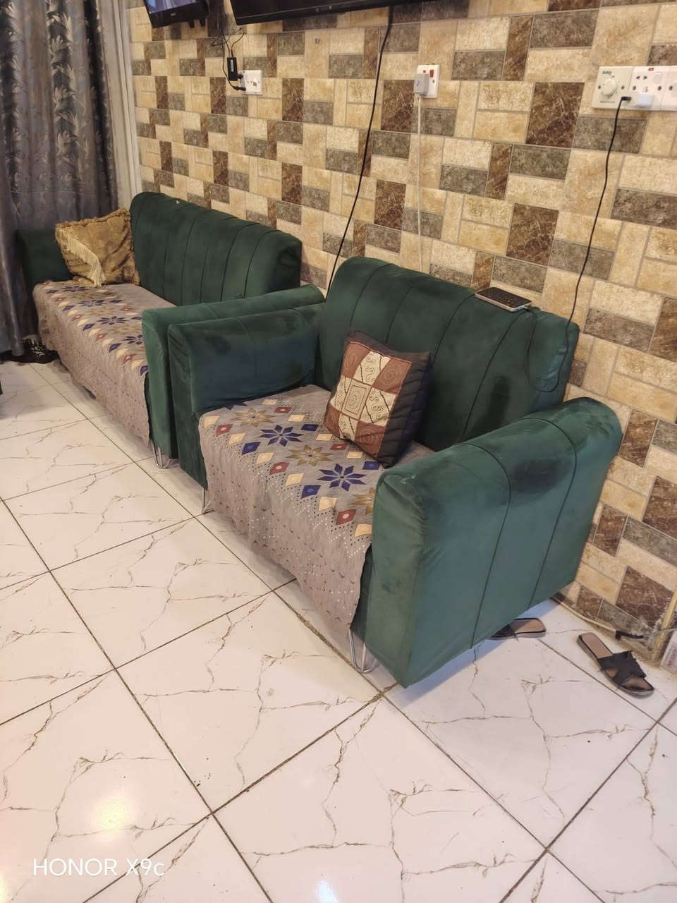 سلام عليكم عنده تخم.للبيع 5 قطع نريد 375 بي مجال مستخدم ثلاثه شهر نخم.جديد فقط مكان لكوت جديده رقم تصل 
*********** .موجودين عليه فيس
