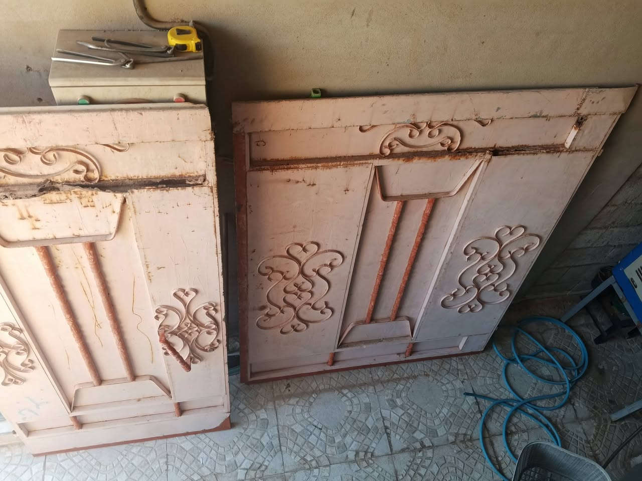 سلام عليكم   عدنه هاذ باب  حوش للبيع ارتفاع  متر و90 والعرض مترين  ونص.  العنوان. حي لزوراء   شارع عشرين قرب مستوصف  الزوراء.   لمعرفه السعر الاتصال ع  الرقم هاذ ***********
