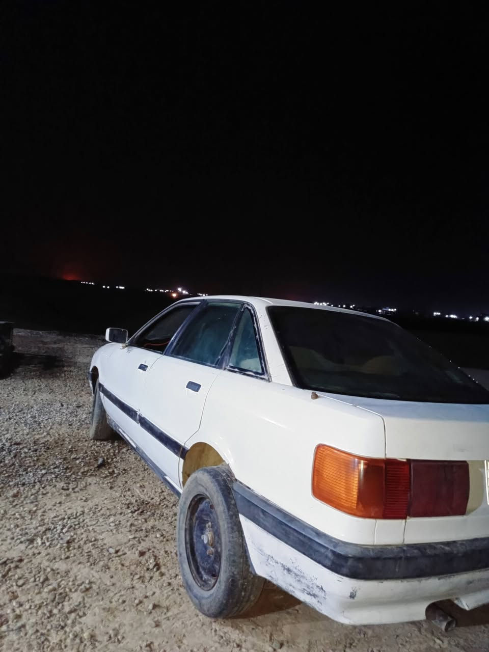 السلام عليكم 

اودي للبيع اللون ابيض 
رقم سنويه وتحويل 
موديل 90 سياره حلوه ونضيفه 
السعر 18ورقه وبيهه مجال وحي الله الجميع
***********

نص مكتوب في الصور:
- الخميس
- ٧:٤٣ م
