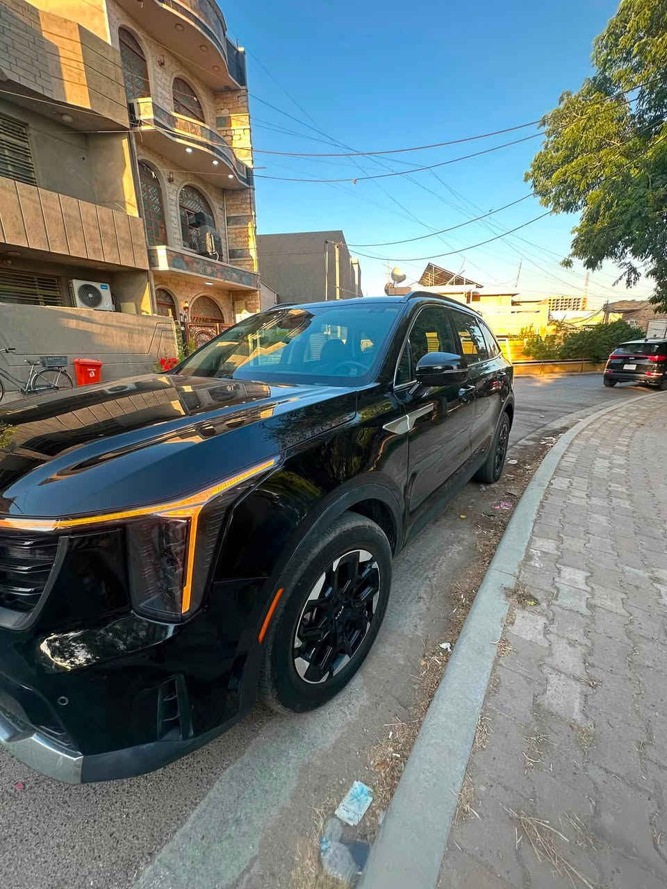 موضح بالصوره سورنتو 24
2500 تنفس طبيعي رقم بغداد 
السعر : 235 ورقه وبيها مجال 
ماشيه : 44الف كيلو 
***********
المواصفات 
1 محرك 2500 تنفس طبيعي 
2بصمه أبواب وتشغيل عن بعد 
3كشنات جلد 
4شاشه كبيره لمس 
5حساسات امامي وخلفي 
6اوتو هولد 
7 اوتو ستوب 
8    4انضمم قياده
9 رادار امامي مانع تصادم 
10 رادارات جانبيه 
وبعد مواصفات هواي
