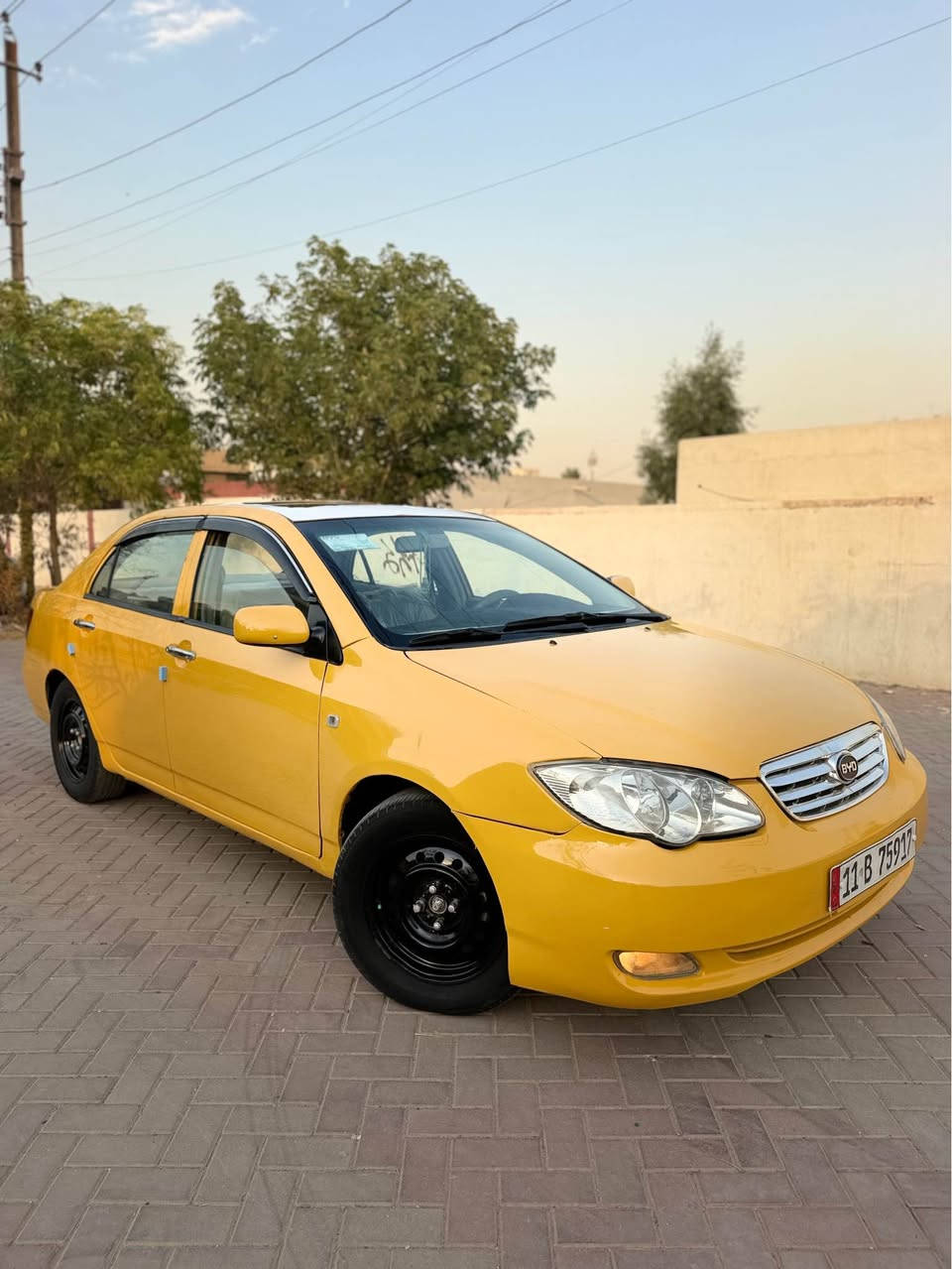 السلام عليكم 
بي وايدي f3 2013 
الرقم وهزه وسنويه جديده 
كير ومكينه خير من الله
صدر امامي خلفي جديد 
تبريد شغال 
كهربائيات كلها شغاله 
تخم تاير جديد 
السياره مصبوغه جماليه بيه حاملغ خلفي فقط 
مكاني بغداد حي العامل 
السعر ٣٩ وبيها مجال بسيط 
*********** بغداد, العراق
