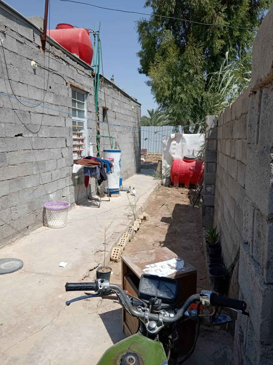 السلام عليكم عندي بيت للبيع خلف دور الزراعه باربعه دونم مساحة البيت ٣٠٠ متر يحتوي على غرف٢  ومطبخ وحمام واستقبال طابوا زراعي الاتصال علئ الرقم *********** سعر ٣٧ وبي مجال  شاخات
