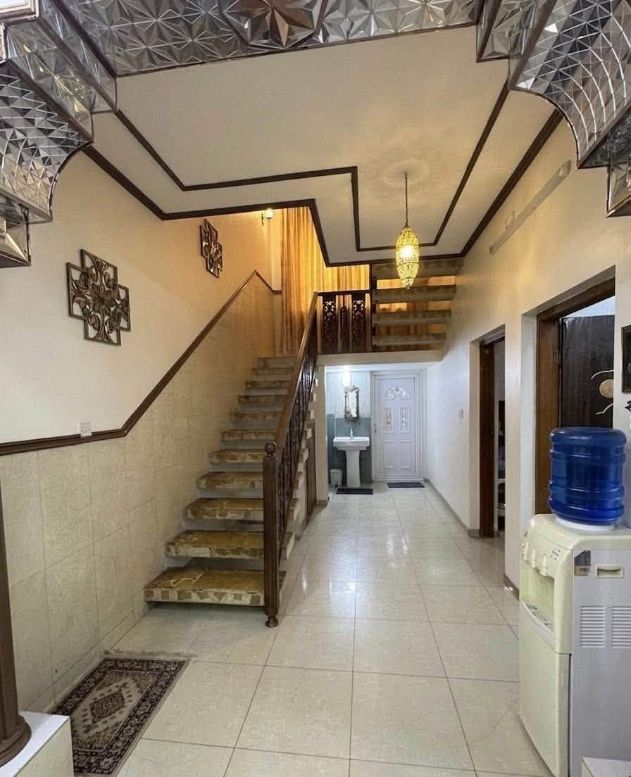 دار للبيع في منطقة البلديات الun  شارع ٣٠
المساحه ١٥٠ متر

الواجهه ٧ ونص

طابقين الطابق الاول  صاله وهول وغرفة وحمام ومطبخ

الطابق الثاني ٣ غرف نوم وحمام
عرض الشارع ١٥ متر 

السعر والاستفسار الاتصال على هذا الرقم

***********
