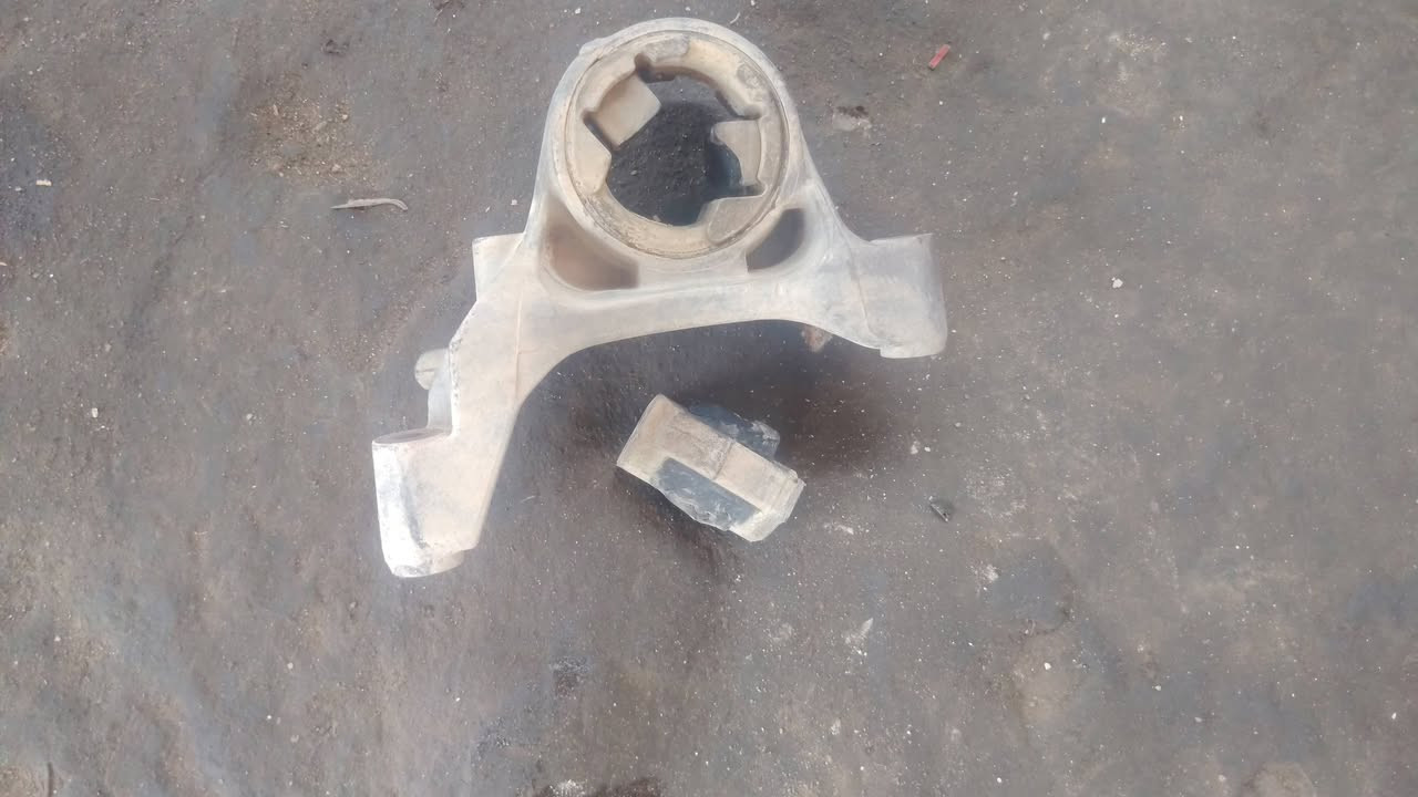 🔧 مجموعة أعمال متفرقة داخل الورشة بأوقات متفاوتة 🚘

تم إنجاز مجموعة من أعمال الصيانة الميكانيكية والكهربائية، وبالتفاصيل التالية:

🔹 أولاً: حدادة أمامية عامة

• فحص جميع أجزاء الحدادة الأمامية وتشخيص مصادر الأصوات والرخاوة
• فحص الأذرع والبوشات والكام شفتات  والربلات
• شدّ وترتيب جميع أجزاء الحدادة
• تشحيم القطع التي تحتاج إلى إدامة
• إجراء ميزانية أمامية وضبط زوايا الإطارات بعد إكمال العمل

🔹 ثانياً: تبديل أذانات الكير الدائرية

• فك أذانات الكير القديمة والمتضررة
• تنظيف أماكن التثبيت وفحص البراغي
• تركيب أذانات كير دائرية جديدة نوع كوري
• ضبط موقع الكير وشدّ البراغي بصورة صحيحة
• فحص السيارة للتأكد من اختفاء الاهتزاز والضربات

🔹 ثالثاً: تبديل دچات  المحرك الجانبية

• فحص دچات  وقواعد المحرك
• تبديل الدچات  الجانبية المتضررة
• ضبط استقامة المحرك داخل الحوض
• شدّ جميع نقاط التثبيت
• فحص اهتزاز المحرك عند التشغيل والتعشيق

🔹 رابعاً: عمل سنتر لوك للأبواب الأربعة

• تركيب ماطور سنتر لكل باب
• تمديد وربط الأسلاك بصورة مرتبة وآمنة
• ربط المنظومة مع وحدة التحكم والريموت
• ضبط حركة أقفال الأبواب الأربعة
• فحص الفتح والغلق والتأكد من عمل المنظومة بالكامل

🔹 خامساً: إدامة منظومة الاحتراق بالكامل

• فحص وتنظيف البخاخات والتأكد من انتظام ضخ الوقود
• فحص الابلكان وتنظيفها أو استبدال التالف منها
• فحص واير بلك  والكويلات
• تنظيف بوابة الهواء والثروتل
• تنظيف مجاري سحب الهواء
• فحص صمام الـPCV ومنظومة تهوية المحرك
• فحص القراءات الحية ومسح رموز الأعطال
• إعادة برمجة وتنظيم عمل المحرك بعد إكمال الصيانة

🔹 سادساً: صيانة ظفيرة المحرك

• فتح وفحص الظفيرة بالكامل
• معالجة الأسلاك اليابسة أو المتضررة
• إصلاح أماكن القطع والربط غير الصحيح
• تبديل الفيش المتضررة وتنظيف نقاط الاتصال
• تثبيت الأسلاك بعيداً عن الحرارة والأجزاء المتحركة
• تغليف الظفيرة بشريط حراري لحمايتها
• فحص خطوط الكهرباء والأرضي والتأكد من ثبات الإشارات

✅ تم فحص جميع الأعمال وتجربة السيارة بعد الصيانة للتأكد من سلامة التشغيل.

🔹 سابعاً: تبديل وبرمجة وحدة الـBCM

• فحص وحدة التحكم بالهيكل وتشخيص الخلل
• فحص الفيوزات والفيش وخطوط الكهرباء والأرضي
• فك وحدة الـBCM القديمة وتركيب الوحدة البديلة
• برمجة الوحدة وربطها مع أنظمة السيارة
• إجراء تعلّم نظام الحماية والمفتاح
• برمجة السنتر لوك والإنارة والتجهيزات الكهربائية
• مسح رموز الأعطال وإجراء فحص نهائي للتأكد من عمل جميع الوظائف بصورة صحيحة

🔧 ورشة أنور سوزوكي وإكونوكس

📍 كربلاء – الحي الصناعي – البلوك الثاني – شارع السايدين (سايد الدخول)

📞 ***********
📞 ***********

تشخيص دقيق… صيانة متكاملة… وشغل مضمون بإذن الله 🚙✨
