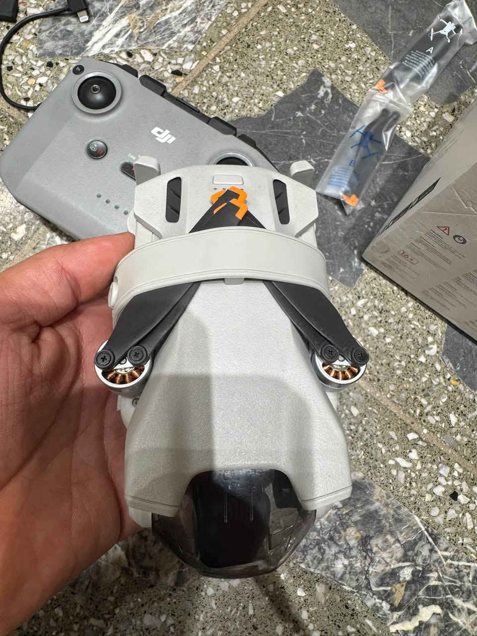 درون dji min 3 للبيع مع كامل ملحقات طايره مره وحده فقط جديد مابي اي ضربه
علفحص تاخذه سعره 700 الف وبي مجال بسيط مكاني جميله  للمراسله ***********
