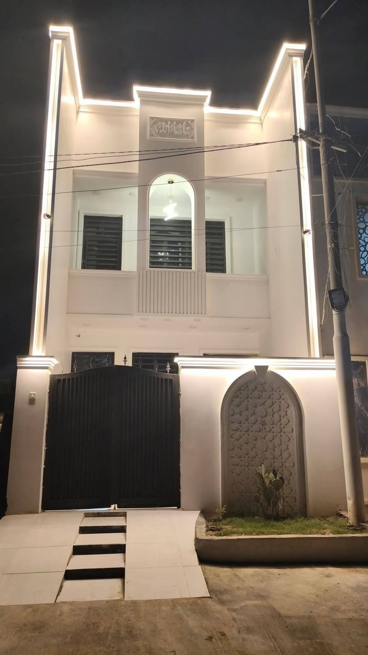 دار للبيع في ابو غريب الزيتون الثانيه مساحته ١٢٥ متر وجه ٥متر والنزال ٢٥ السعر ١٩٥ مليون 
ثلاثه غرف نوم شارع عريض بيت جديد الشراي يتصل على الأرقام التاليه متوفر وت 
***********
***********
***********

