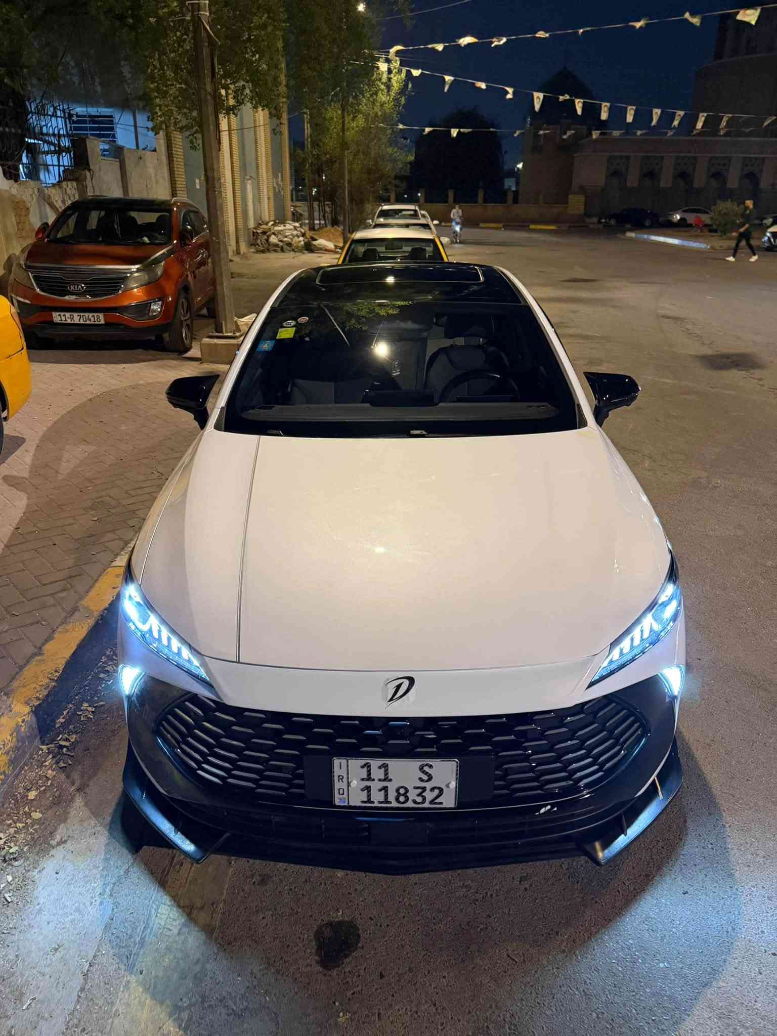 بي واي دي كن بلاس فلاكشب فول مواصفات مو العاديه ماشيه 7000
مواصفاتها 
فتحه سقف
كشن سائق كهرباء 
13 كامره 
حساسات 6 امامي 6 خلفي 
رادارات 2 
اوتو بارك ركن تلقائي نظامين 
محافظه على المسار 3 انظمه 
قياده ذاتيه 
شاشه جبيره 
داش كام تسجيل بلادي
وضع الأمان من تقفل السياره تسجل 24 ساعه 
لايت تحكم 
مري كهرباء وشفط 
ترحيب بالمري والابواب 
تجوه خلفيه 
واكو إضافات اني ضايفها للسياره 
سبايدر خلفي
دفيوزر خلفي 
سكوبات مثلث 
لحيه إماميه 
دوسات جانبيه 
أناره داخليه تفاعليه 
أناره بالدعاميه الاماميه كشافات 
دمام 1200w 
أرضيات تصعد على الدوسه أصليات 
وهواي نواعم ما ذاكرهن 

سعرها (26 مليون وبيها مجال ) السياره باسمي تحويل ثاني يوم مكانها بغداد السياره فول مو عاديه سعر اسئل على سعرها 
***********
