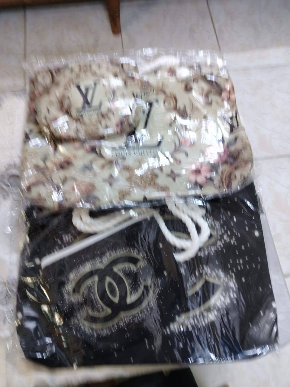 السلام عليكم بنات حبيباتي امي تبيع غراض بالبيت وكلش سعرهم مناسب وحلوات ادخلوا وشوفوا توصيل الف دينار راسلوا على هذا رقم ***********
