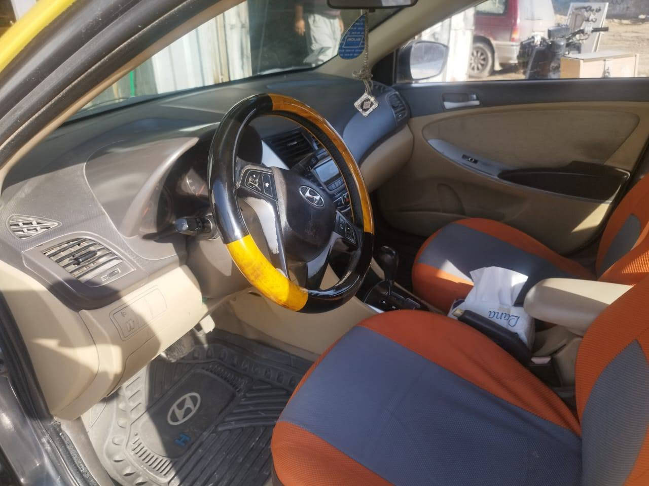 اكسنت موديل 12خليجي مكينه كيرشرط حداديه جديدة تخم تاير جديد سنويه نهاية 27 مكينه 1600 
***********
مكان السيارة سماوة مركز السعر 76 وبيه مجال
