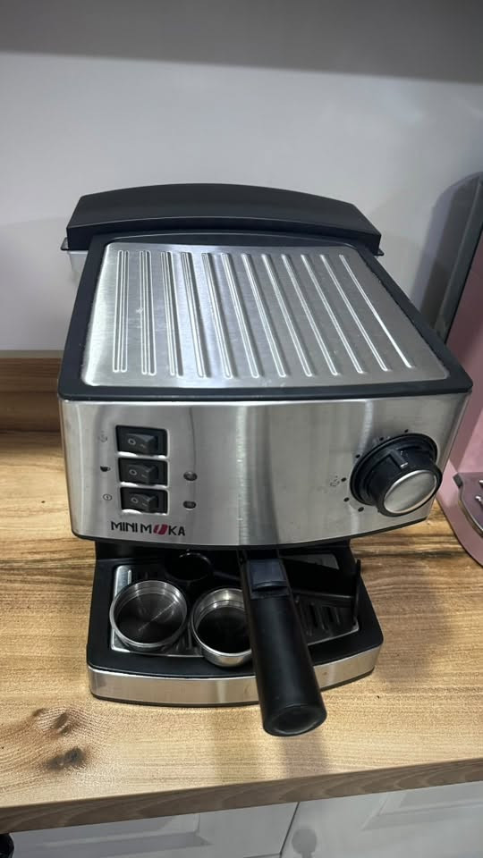 السلام عليكم
عندي espresso machine
اخذتها من التفاح الاخضر نظيفه استعمال شخصي بس اني اشرب بيها🥰 تفيد للي توه يريد يستعمل من هذه الاجهزه.. 
هذا الجهاز مو مال كبسولات 
بل قهوه مطحونه اسبريسو 
اريدها ب ٧٠
سبب البيع اريد اشتري بعد احدث منها 💙
مكاني بغداد الكرخ
الي يريدها ***********

