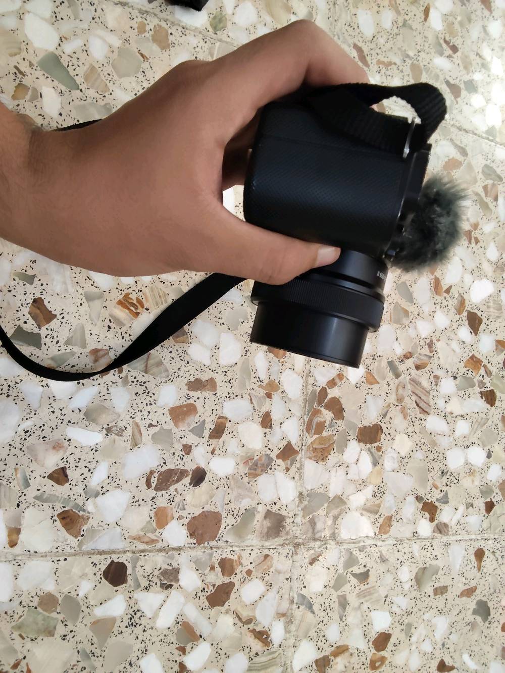 سوني zve10 الجيل الاول نضافة 99 الكامرة مستعملة قليل جداا والشتر اقل من 5000 الكامرة تجي وياها جنطة ورام 16 جديد وييجي وية الكامرة شاحنتها ال اصلية مع ثنين بطاريات الكامرة لايوجد بها اي عيب وكلشي ييجي وياها السعر 870 وبيها مجال شوي لتفاصيل اكثر راسلني خاص او واتس/7884612181 مكاني بغداد الراشديه ويوجد توصيل بغداد فقط
