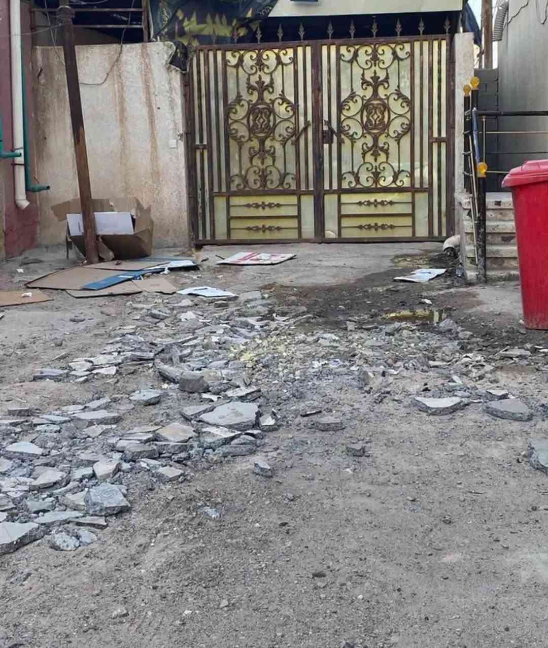 بيت للايجار
تصلح لسكن العوائل 
العنوان :الرافدين-دور الصحه📍
المساحه :100م 
المحتويات :  غرفتين منام + صاله + مطبخ + صحيات 
-موقف سيارات -

الأيجار : 650 الف 🔴
للتواصل :
***********
***********
