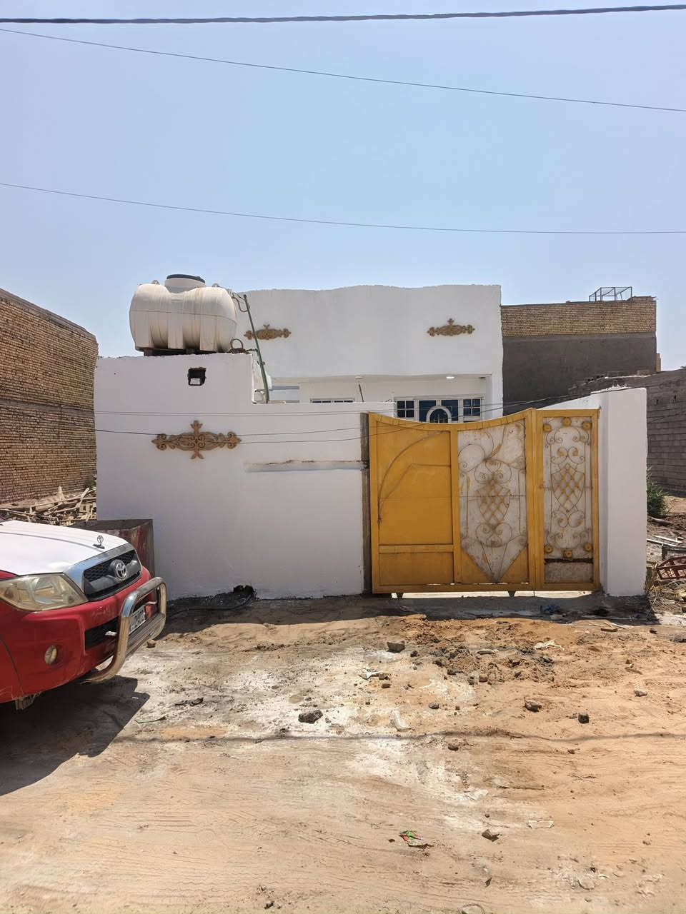 السلام عليكم بيت للبيع في حي الحكيم قرب معمل الاوكسجين قرب صيدلية الشفيع البيت مساحته 150متر البناء بلوك البيت مرقم بلديه 
البيت يحتوي على غرفه وصاله ومطبخ وستقبال وصحيات داخليه وخارجيه سطح البيت شتايكر جاهز للسكن السعر 37 للاستفسار *********** أو واتساب
