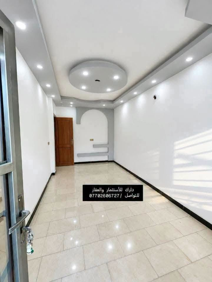 دار للبيع-في البنوك يحتوي مدخلين. واربعة غرف بناء حديث درجة اولى واجهه مرمر ارضيات مرمر. 

(المساحه ١٢٨.٥متر)

(الواجهه ٤.٣٠متر)(النزال ٣٠)

الموقع: البنوك مربع الميثاق

يحتوي على :
اربعة غرف نوم( ثلاث غرف منهم كل وحده سويت كامل
الطابق الاول يحتوي :
-مدخلين
-كراج 
-صاله كبيره
-استقبال كبير
-غرفة نوم 
-صحيات 
-ترك
-مطبخ حار بارد 

الطابق الثاني يحتوي :
-غرف عدد ثلاثه. 
-ممر
-صحيات عدد 3

ملاحظه/ سنة البناء 2022

مميزاته:
واجهه مرمر
ارضيات مرمر
بناء حديث درجة اولى
توجد لدينا عروض أخرى بمساحات مختلفة

نستقبل عروضكم كافة ونسوّقها مجاناً.

ونستقبل طلباتكم ونوفرها بصورة سريعة.

للتواصل والاستفسار
شركة كل العرب
*********** 
موقعنا: البنوك – شارع الكنيسة – مجاور روضة البنوك الأهلية
الشركة مجازة رسمياً من غرفة تجارة بغداد.

نص مكتوب في الصور:
- دارك للأستثمار والعقار
- للتواصل / ***********
- دارك للأستثمار والعقار للتواصل / ***********
