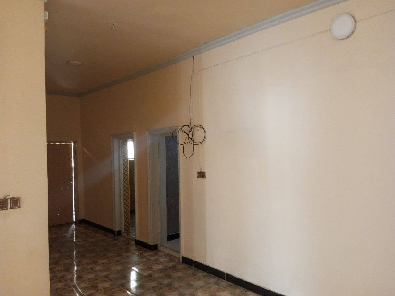 🏡 للبيع بيت سكني في قضاء الدغارة

📍 الموقع: قضاء الدغارة – حي الشهداء، على الشارع الرئيسي
📐 المساحة: 400 م²

🔹 الطابق الأرضي:
• غرفتان، مساحة كل غرفة تقريبًا 5×4 م
• مطبخ
• صالة كبيرة جدًا بطول يقارب 10 م
• استقبال واسع، حوالي 8 م أو أكثر
• صحيات داخلية وخارجية
• ممر يحيط بالبيت من جميع الجهات

🔹 الطابق الأول:
• غرفتان، مساحة كل غرفة تقريبًا 4×5 م
• صالة واسعة حوالي 7 م
• صحيات

🔹 المميزات الإضافية:
• كراج
• حديقة
• يحتوي البيت على محل
• موقع مميز على الشارع الرئيسي
• مناسب كبيت سكني أو معهد أو مشروع استثماري

📞 للاستفسار والتفاصيل، مراسلتي
واتس اب / ***********
