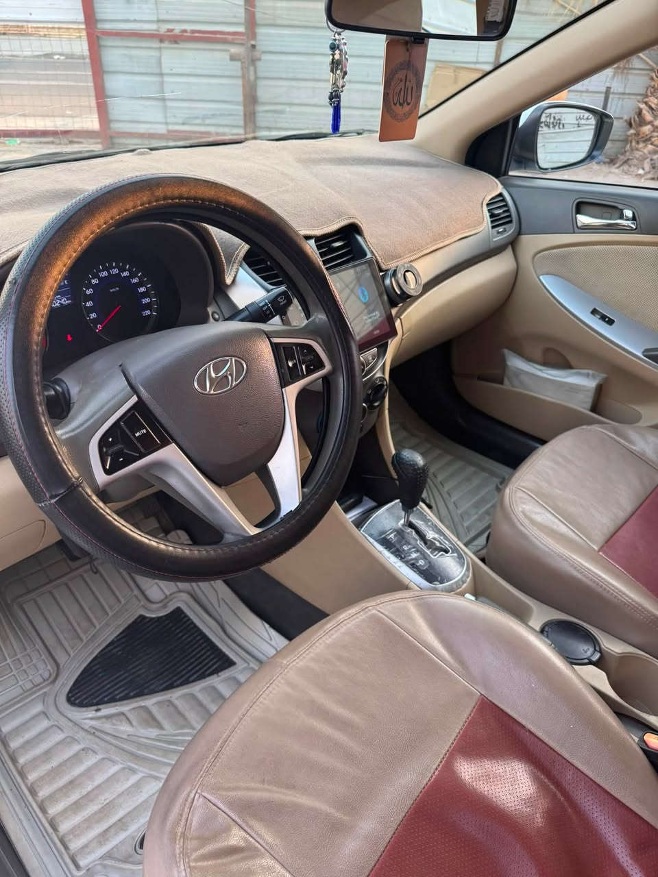 السلام عليكم
اكسنت خليجي 2015  محرك 1600 نظيفة جدا السياره ماشيه 70000 km
سياره عندي من 2016 يعني شخص واحد مستخدم السياره
صيانه دورية تبديل دهن كل 3000
مابيها اي نقص 
مواصفات  فتحه سقف اشاير مري ويل كب 16 كروم 
السونار اليوم اخذته مرفق بي كافة تفاصيل  والملاحظات
مكان السياره بغداد الإعلام 
لمعرفة السعر 
واتس  ***********
عمار
