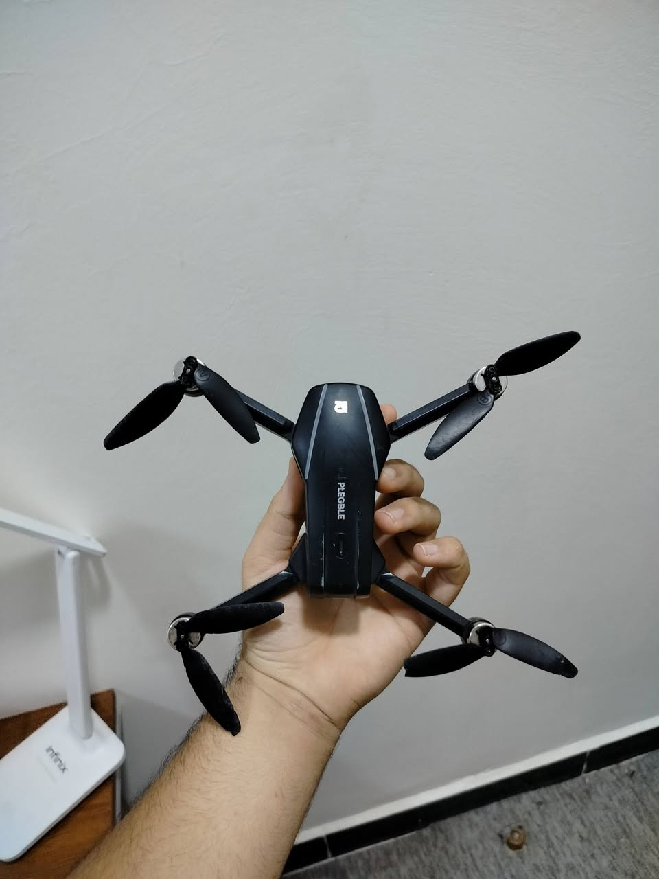 السلام عليكم 
درون نوع pl-516
ممتازه جدا بطارتين طيران 15 دقيقه الى 20 
تجي 3 سرع 
كاميره 4k بس وايرها مقطوع ماتشتغل هسه يرادلها واير 
درون جدا ممتازه من ناحيه سرعه وطيران وارتفاع 
عيبواها الكاميرا عطلانه بس الواير يتبدل 
وبيها خدوش بسيطه 

سعرها 35 وبيها مجال شي بسيط  
كاعد تنباع ب80 الف 

مكاني البصره ابي الخصيب مهيجران بلد محزم شارع بيعه الغدير 
***********
