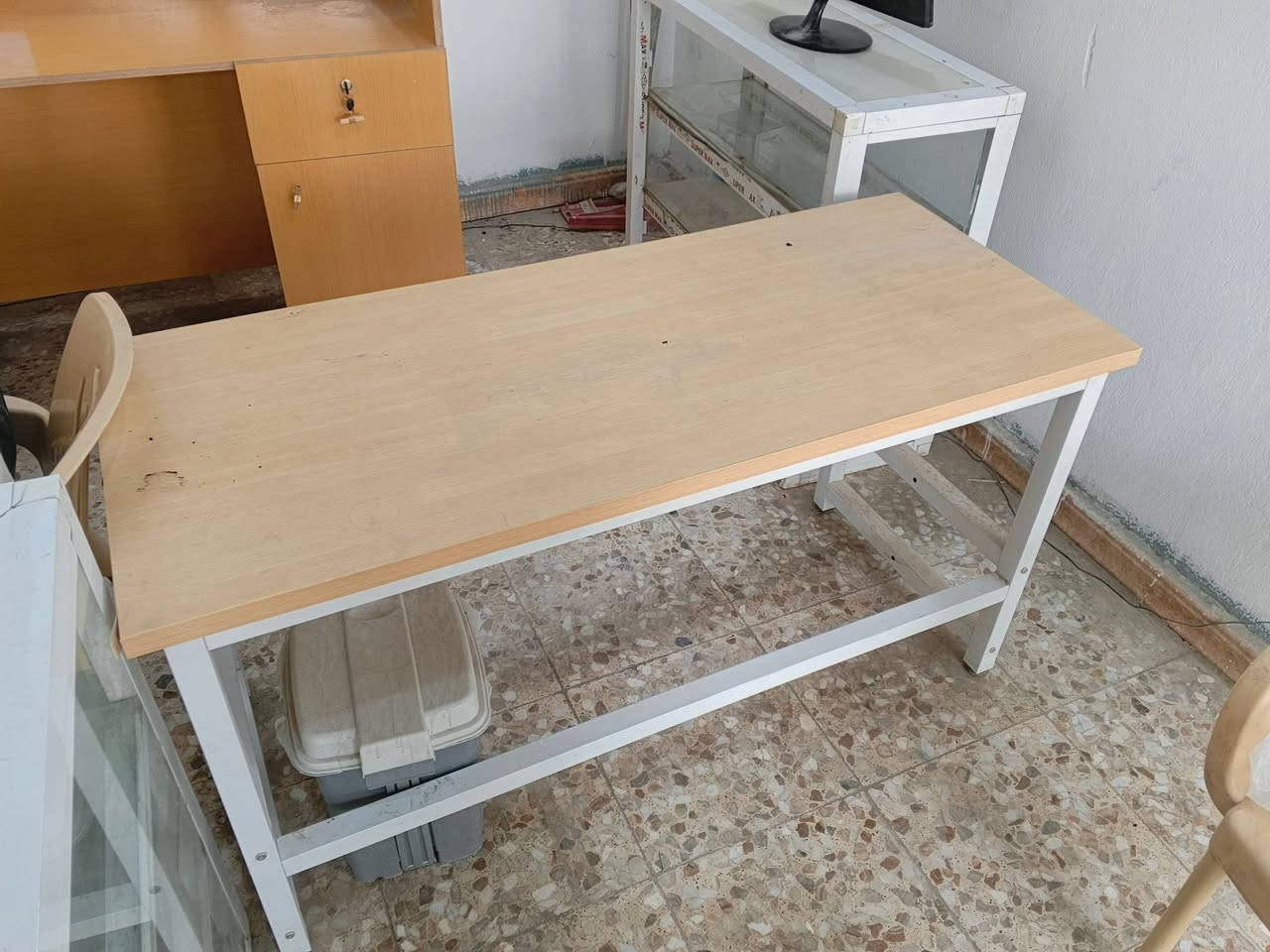 فاترينات سجج تزكام  عدد 2 مستعملات اقل الشهرين طول  مترتين ونص وعرض 80 سم ونزال 20 سم ب125 الف قفل هنه والهوكات  ... الهوكات تقريبا عددهم 90 هوك 20 سم 
ميز عرض 140 وارتفاع 75 ونزال 60 سم سعره 50 الف قفل
عارضة جام المنيوم افقي ثقيل جدا عرض 2 م 3 طوابق ب100 الف قفل
عارضة المنيوم  افقي عرض 1م 3 طوابق  25 الف 
عنواني بابل الحلة توصيل ماعندي 
***********
