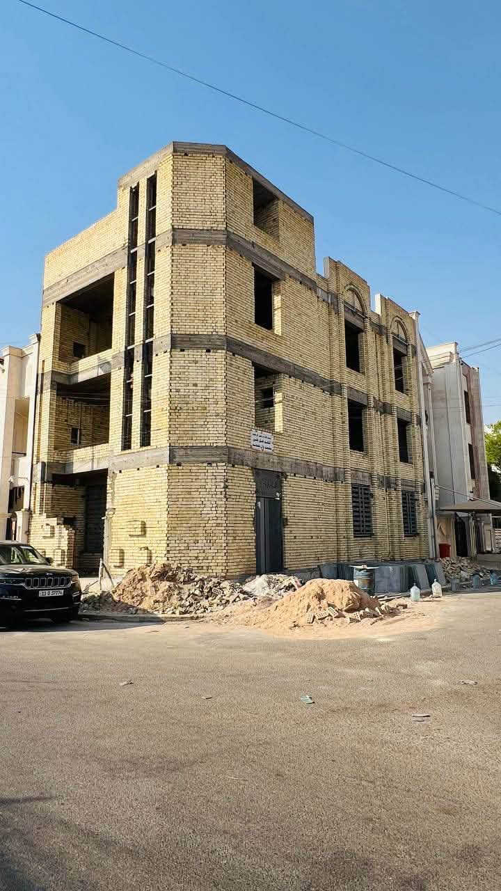 مكتب الودق للعقار
بناية ركن للبيع العنوان شارع فلسطين محلة 506
المساحه 120 واجهة 8 نزال 15
مكونة من ثلاث طوابق 
الطابق الأرضي مكون من صالة و مطبخ و خدمات و غرفتين نوم 
والطابق الأول كذالك 
والطابق الثاني مكون من وحدتان سكنيه كل وحده مكونه من 
صاله ومطبخ وخدمات و غرفة نوم 
للاستفسار ***********
خليفة التميمي
