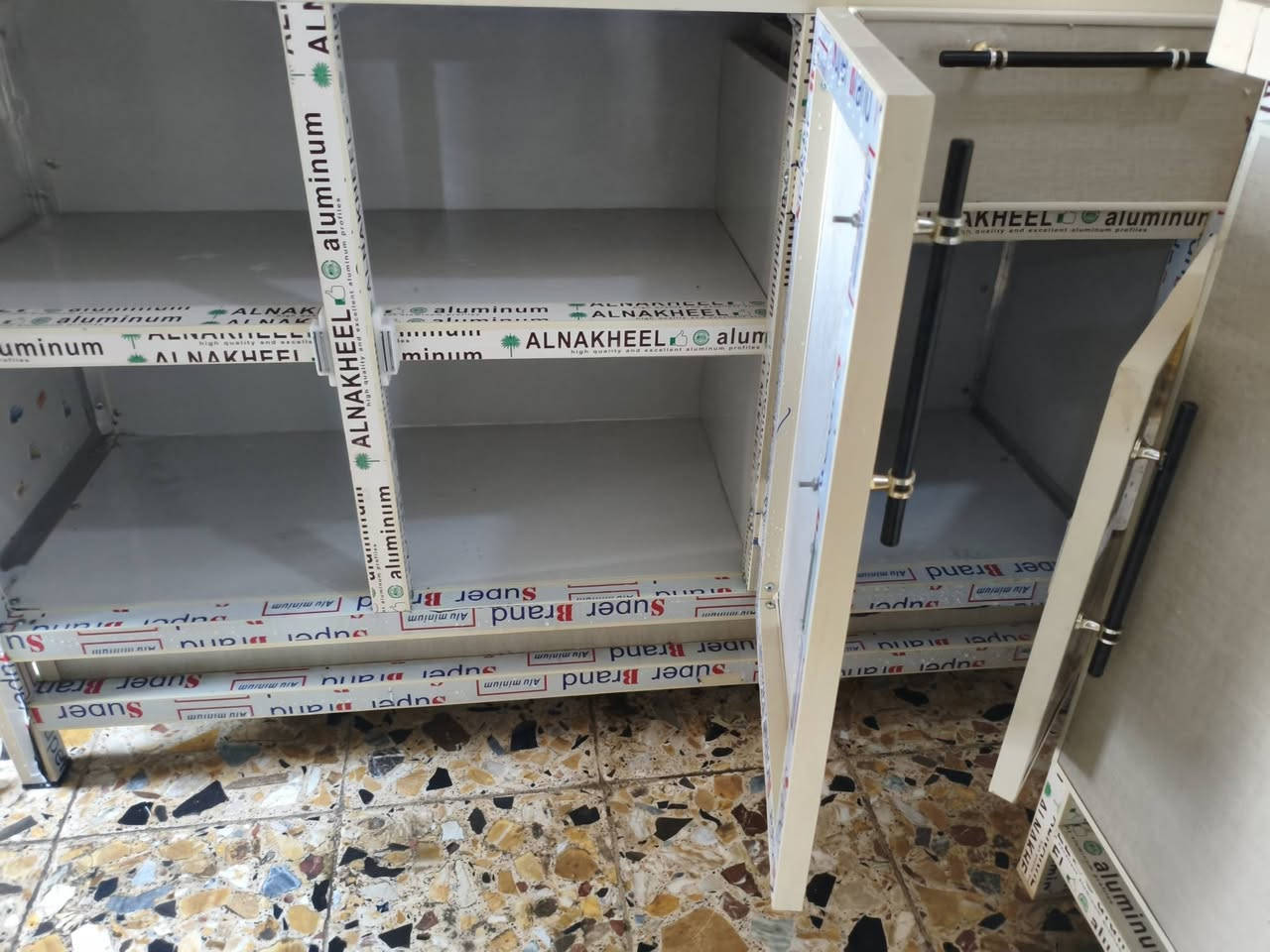 كاونتر 3 قطع
طوله 130 سم 
نضافه 90 بل ميه 
رقم التلفون ***********
