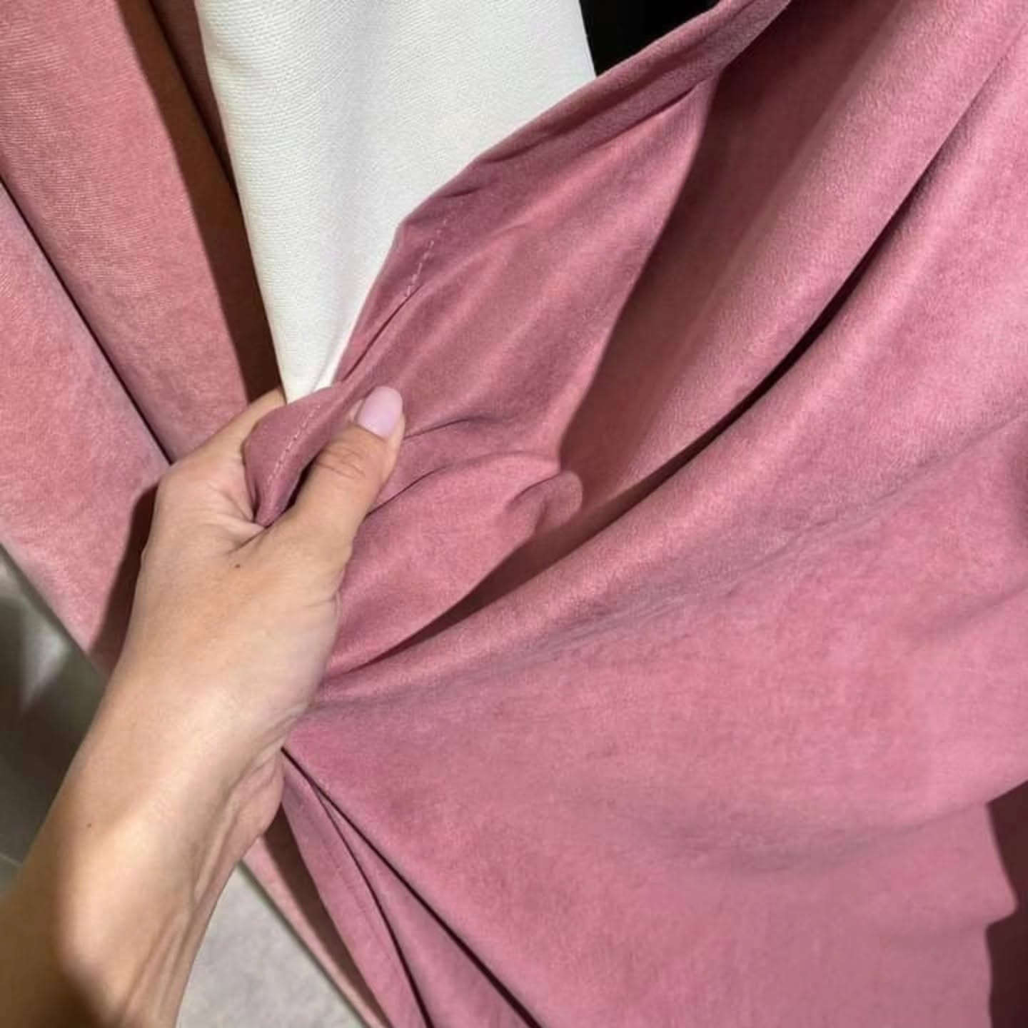 ستائر سيدار سادة ثقيل 🌹🌹 مع ماسكات بردة

يوجد توصيل لكافة المحافظات 
للاستفسار مراسلة البيج أو الاتصال على الرقم 
***********

نص مكتوب في الصور:
- Sedar Home Textile CURTAINS SD-043 SIZE:3*2M PCS:2PIECES