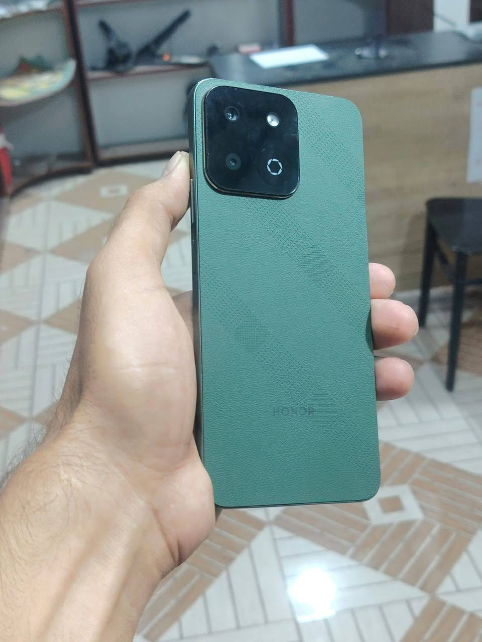 *للبيع HONOR X7c*

الذاكرة : 256GB
الرام : 8GB

المعالج : Snapdragon 685 ثماني النواة - مخصص للألعاب
البطارية : 6000mAh عملاقة - شحن سريع 35W 
الشاشة : 6.77 انج - 120Hz
الكاميرا : 108 ميكا بكسل
مقاوم للصدمات والماء IP64

*السعر : 190 ألف وبي مجال*

للاستفسار : ***********
ابيع بدون ضمان 
---
