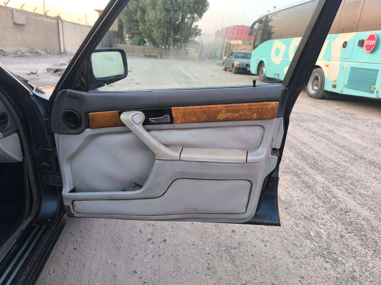 للبيع بيئم موديل 92 رقم بغداد حجم 740 مسكر 8لون نيلي  هاتف *********** فول مواصفات محرك وكير حاويه جديد لا ضربة ولا خياس ولا تبديل فتحة سلايت حداده خلفي امامي جيد جدا تخم تاير تخم ويل صقر دواخل لونين جلد كشنات كهربائيه سنتر لوك كهربائيات كلهه شغاله مكاني بغدادموجود واتساب سعر 45$
