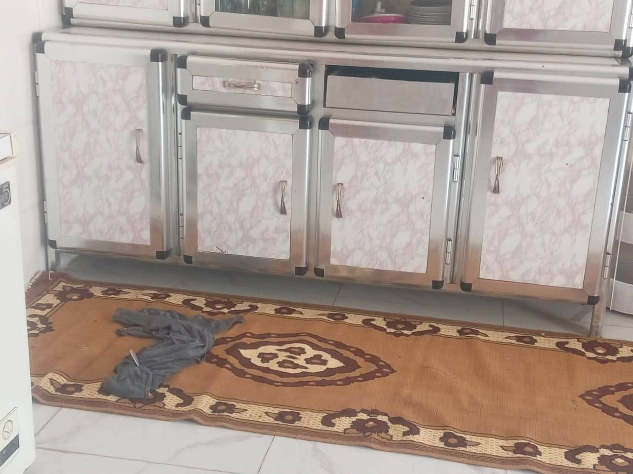السلام عليكم كاونتر للبيع اي ضرر ماكو مكان حله ورديه خارج ***********
