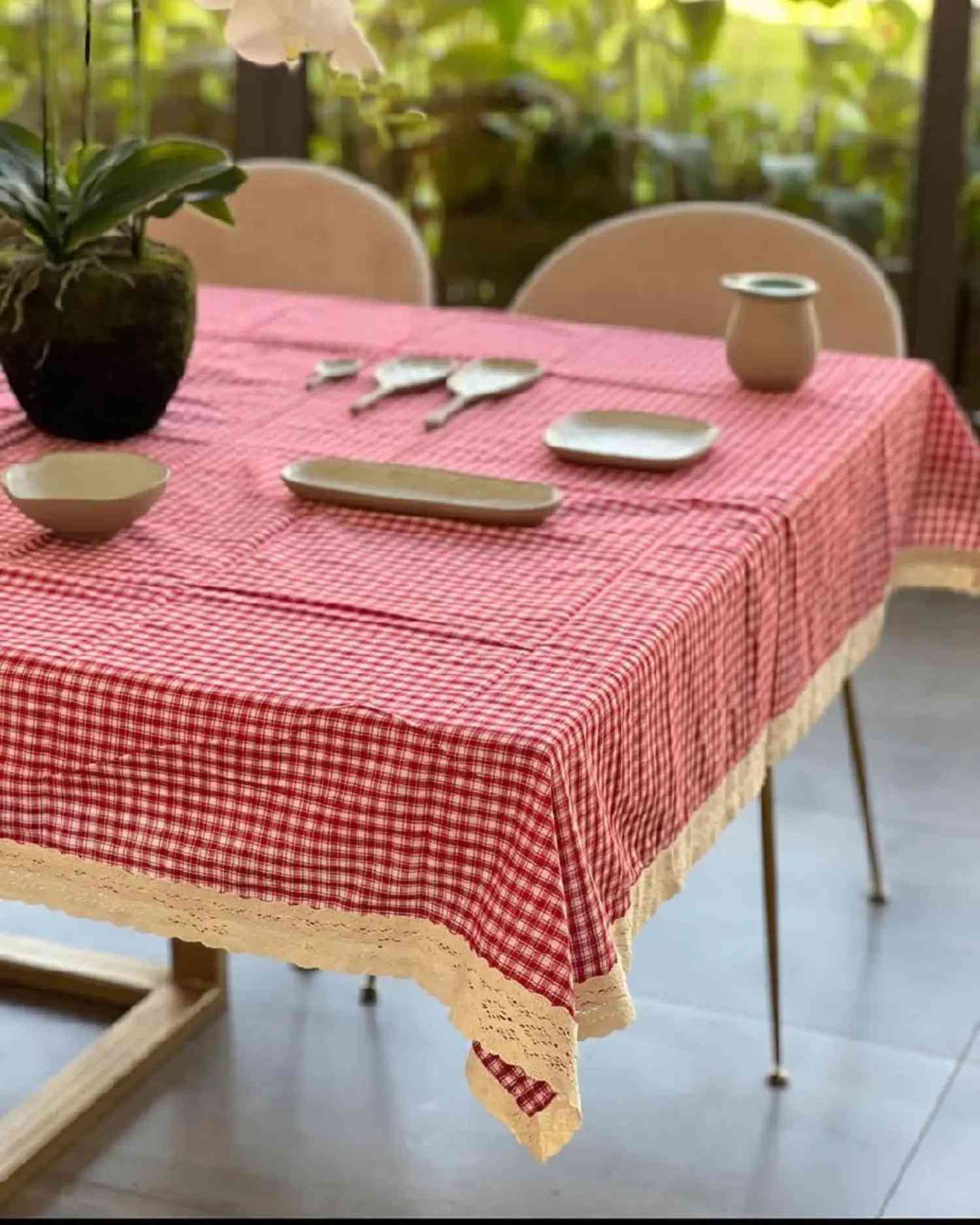 حابة تضيفين لمسة ترتيب ودفء لسفرتك؟ 😍 المفرش الكاروهات الأحمر يعطي مظهر مرتب ويغير شكل ميز الطعام بشكل كامل ✨ مميزات المفرش: ✅ خامة قماش ممتازة وتصميم كلاسيكي راقي ✅ مناسب للاستخدام اليومي، العزومات، والمناسبات ✅ سهل الاستخدام والتنظيف ويتحمل الغسيل ✅ متوفر بقياسين: 140×180 سم و140×140 سم تغيير بسيط بمظهر السفرة يفرق جداً بأجواء البيت! ❤️ للطلب والاستفسارات: *********** 🚚 توصيل لجميع محافظات العراق 🇮🇶 #مفرش_سفرة #مفرش_طعام #كاروهات #مفرش_أحمر #سفرة

نص مكتوب في الصور:
- مفرش قماش كاروهات أحمر للسفرة والمطبخ تصميم أنيق وبسيط قماش متين وسهل التنظيف تفصيلة القماش والدانتيل المقاسات 140 × 180 × سم وأيضاً 140 × 140 سم مناسب أيضاً للسفرات التوصيل متوفر لجميع محافظات العراق للطلب والاستفسار ***********
- @okum_782