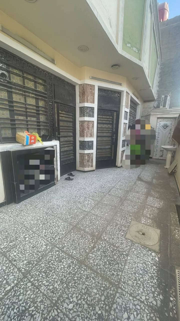 بيت للبيع المساحة ١٠٠ متر مربع
بناء سنة ٢٤ طابق واحد يحتوي على غرفة واحدة و مطبخ مشترك مع الصالة و الاستقبال و كراج كبير نوعا ما  والصحيات و منور للاستفسار خاص ‏‪***********
