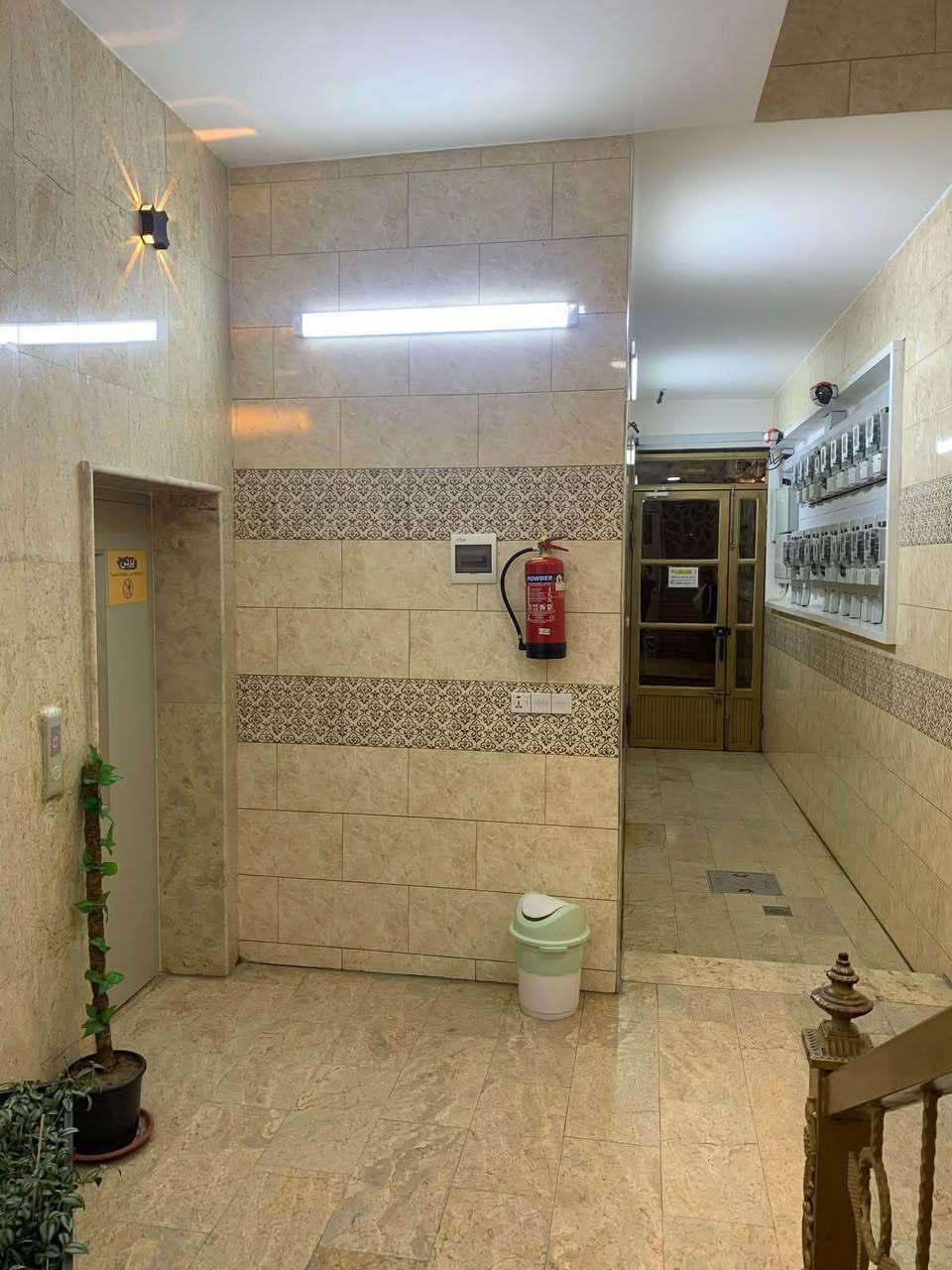 � شقق للإيجار في عمارة راقية – للعوائل فقط 🏡
📍 الموقع: الكرادة خارج – قرب حلويات أبو عفيف
📌 موقع مميز جدًا يربطك بالكرادة داخل، الكرادة خارج، والعرصات
✅ موقع استراتيجي قريب من جميع المناطق الحيوية والخدمية

🔹 الشقة:
• غرفتين نوم
• صالة
• مطبخ
• حمام
• بلكونتين بإطلالة جميلة

✨ مواصفات العمارة:
✅ مصعد كهربائي يعمل 24 ساعة
✅ حارس متواجد دائمًا
✅ تنظيف يومي للعمارة
✅ كاميرات مراقبة حديثة
✅ خزانات ماء مستقلة لكل شقة
✅ العمارة مخصصة للعوائل فقط – بيئة هادئة وآمنة

📞 للاستفسار أو المعاينة:
📱 ***********
