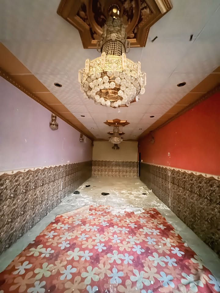 السلام عليكم
بيت للبيع مساحة ٢٠٠ متر 
طابقين 
حي العسكري شارع ابو شاكر موقع تجاري 
للاستفسار الاتصال
 ***********
