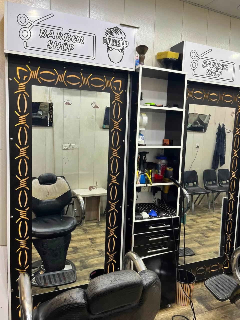 سلام عليكم ديكور مع الكراسي للبيع المكان بغداد العامرية شارع المنضمة ٤كراسي مع ٤ميوز ***********التواصل فقط وتساب
