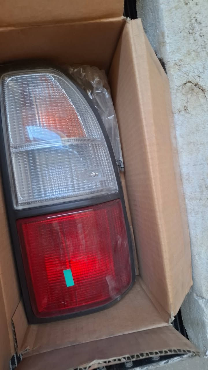 فانوس خلفي كامل يمين (RR/RH)
السيارة: Toyota Land Cruiser Prado 90 / J90
الموديلات: تقريبًا 1999–2002
الصناعة: اليابان
قطعة أصلية Toyota Genuine Parts
الاستفسار 
***********
