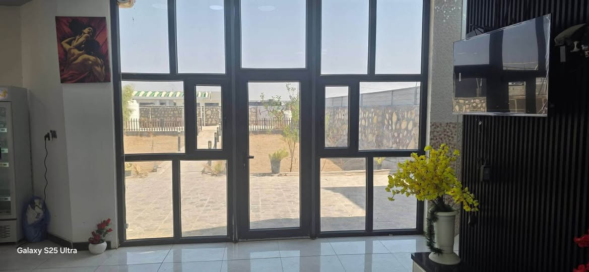 مزرعه للبيع🏡 مساحه 700 متر ببها غرفه وصاله ومطبخ وحمامات داخليه وخارجيه تباع معا الثاث كهرباء ماي  منضومه كامرات جاهزه سند 25 مداور عنوان المزرعه ع طريق الدغارة ديوانيه خلف مطعم 🍴 واثق بلمزارع تبعد عن التبليط 150 متر ***********
