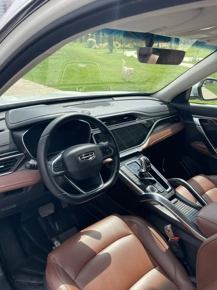 جێلی ئازکارا  ٢٠٢٣(Geely Azkarra 300T)

مەکینە: ١.٥ لیتر تۆربۆ، ٣ پستۆن لەگەڵ سیستەمی مایلدهایبرید (Mild Hybrid - 48V).  ١٩٠ هۆڕس پاوەر 
٧ خێرایی ئۆتۆماتیک (DCT) دەبڵ ئەکسل (AWD). مواصەفاتی شەریکەی باجگرە

کوشنی جلدی قاوەیی و ناوەوەی قاوەیی و ڕەش. بەس سەقف سلاید نیە ،شاشەی گەورە گێڕی کارەبایی و هاندبرێکی کارەبایی لەگەڵ سیستەمی ئۆتۆهۆڵد (Auto-hold). ڕەنگی سپی، لایتی پێش و دواوەی LED.

هێشتا زەمانی (گەرەنتی) شەریکەی ماوە. تەنیا بۆ چوون و گەڕانەوەی سەر کار بەکارهاتووە زۆر خاوێنە. سەنەدی پاکە و بێ کێشەیە (کێشەی غەرامە و بەناوکردنی نییە). تەنها 85000km رۆیشتووە

بۆ زانیاری زیاتر پەیوەندی بکە ***********. تکایە ئەگەر کڕیار نیت و مەبەستت کڕین نییە، پەیوەندی مەکە.
