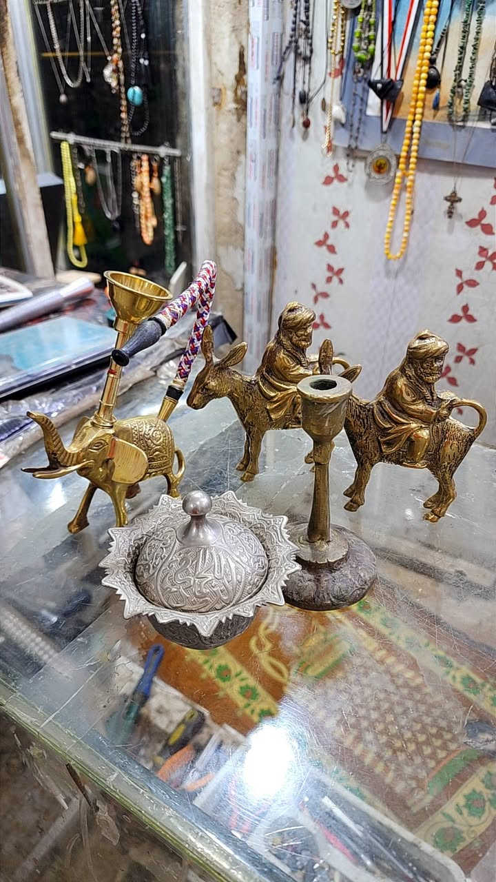 يالله نحاسيات انتيكات قطع ولا اروع كل قطعه وسعرهه أشري ع القطعه ودزهه اليه خاص واني اكلك سعرهه خادمك وهاذه رقمي *********** بي وتساب
