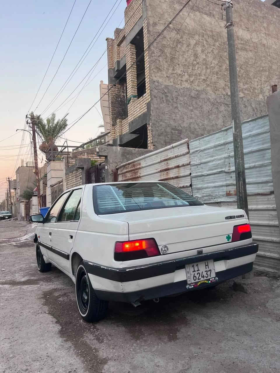 بيجو جي ال اكس
مديل 2009
داخل عسلي 
دواخلها جدد حلوات 
تبريد بارد ثلج 
حماوه ربع 
تخم تاير حدايديه وره كدام جاهزه 
ربع متصرف عليها كبل للشارع 
عنواني ميسان العماره  حي الشهداء
السعر ٣٨ وبيها مجال حك الجيه فقطط 
***********
