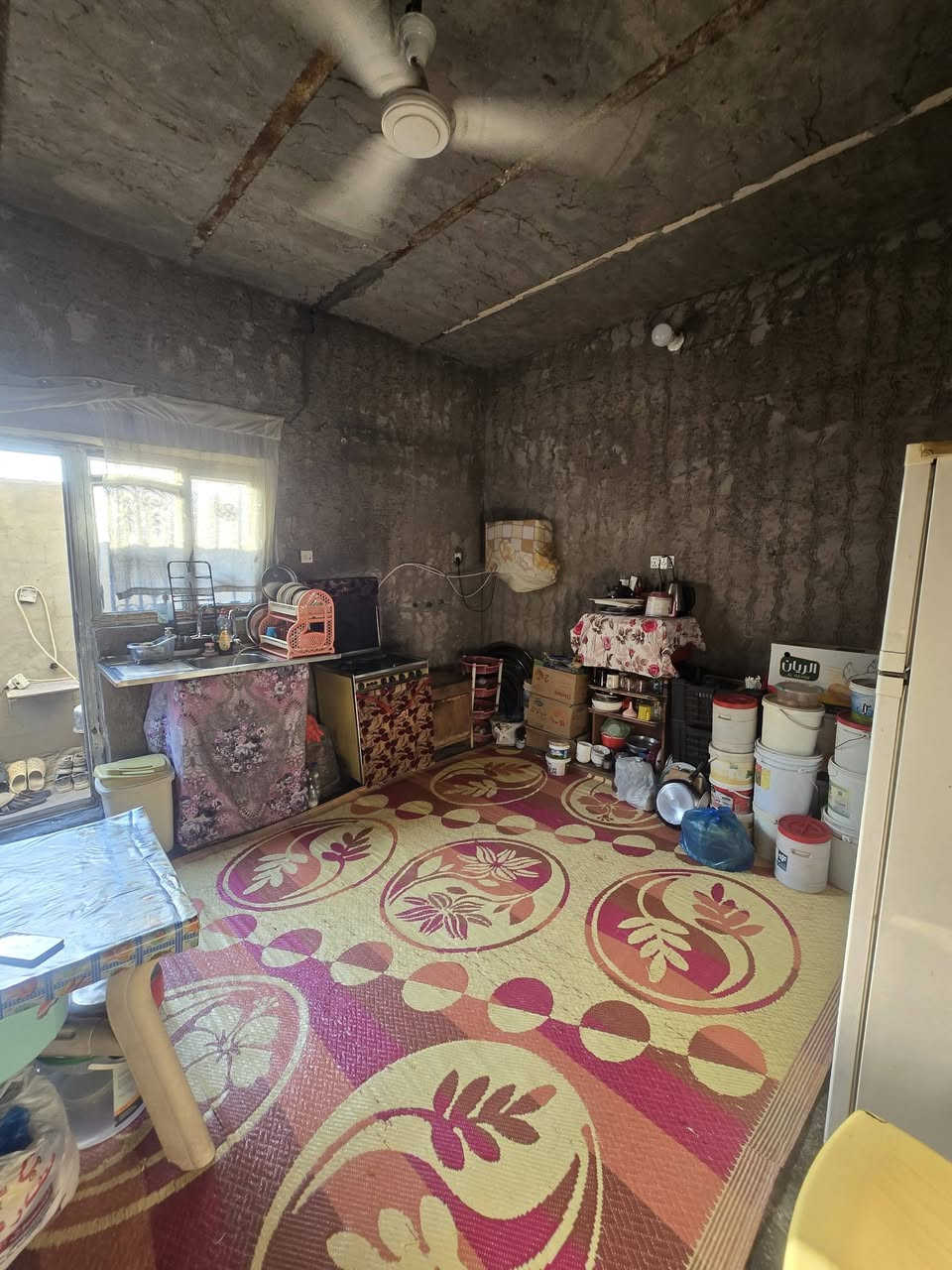 بيت لبيع بشارع المطار الجديد بشارع اسواق فدك المساحه ١٠٠متر يحتوي على غرفه وصالالت ٢ ومطبخ وصحيات السعر ١٤ مليون الساس كونكريت البناء بلوك السكف عكاده البيت عايز شغل للستفسار ***********مكتب بركات ام البنين قرب مثلجات سنبله
