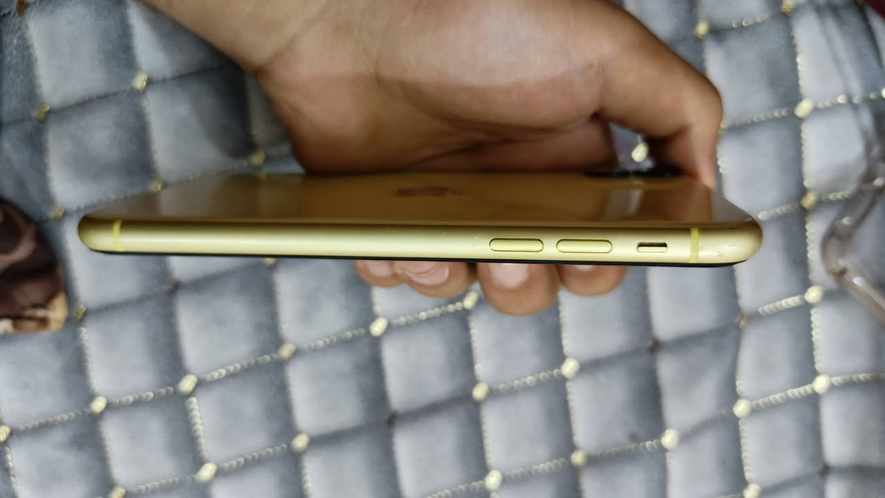 السلام عليكم موبايل ايفون 11عادي لون اصفر مميز نضيف جهاز مبدل بي بس شاشه واصليه من جامعة والبطارية خدمة تقره مامبدله وفس ايدي شغال الاستفسار اكثر تصل على الارقم ***********
