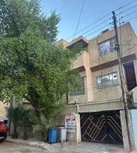 بيت للبيع ثلاث طوابق يحتوي على شقتين معزولتين الاولى غرفة نوم وصالة وح...