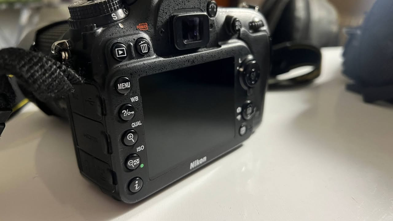 نيكون D7100 • مع عدسة • نظيفة