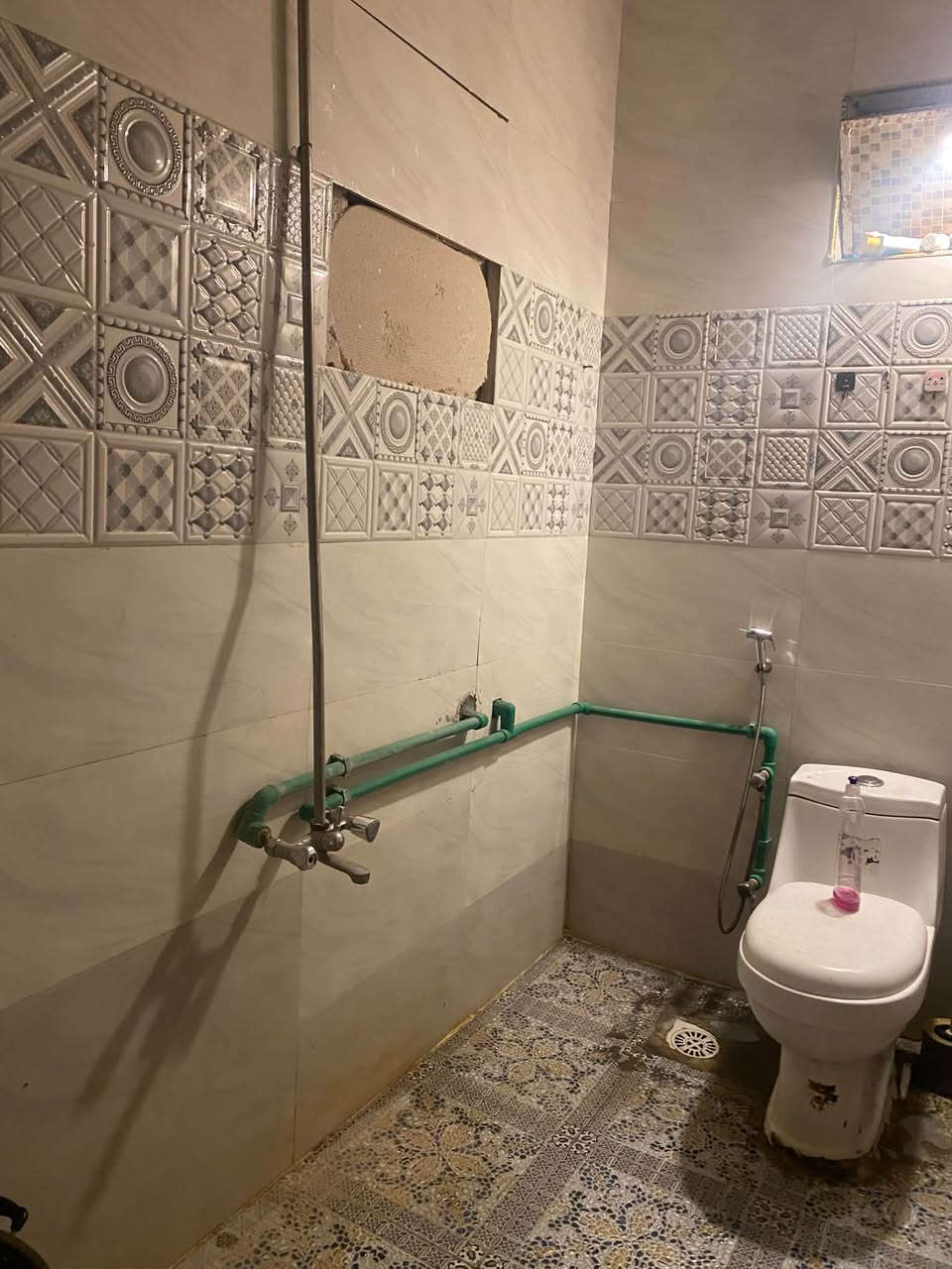 السلام عليكم بيت للإيجار في شارع الزعفرانيه شارع الكهرباء قرب صوره الامام علي يحتوي على غرفه وصاله ومطبخ حار ومطبخ بارد وحمامات 2 وسطحين والبيت جدا نضيف ومرتب وكامل خدمات وياه ويحتوي على منضومه كامرات بلاش 
إيجاره 300 الف
 ***********
