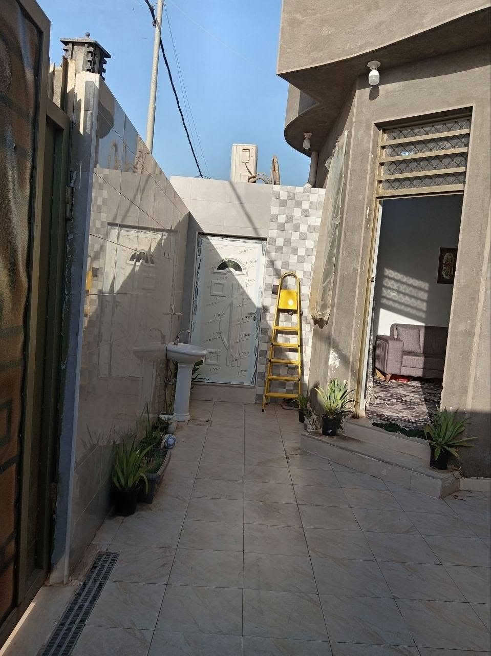 بيت للبيع في الجربوعية 5000
 المساحة 200متر طابق واحد  ونص  يتكون من غرفتين نوم وصالة ومطبخ حار وبارد  وبراني ومجمعات صحية داخليه وخارجية  سنة البناء 2024 مطلوب أسكان 58 مليون الفصد الشهري 332 الف شهريا للاستفسار ***********  أو مراسله واتساب
